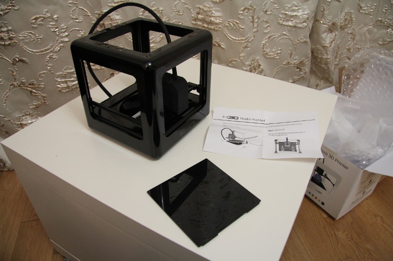 3D-принтер The Micro со снятым столом и инструкцией