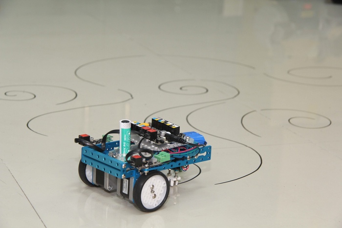 mCar – трёхколёсный робот, рисующий на листе бумаги, по которому он ездит.