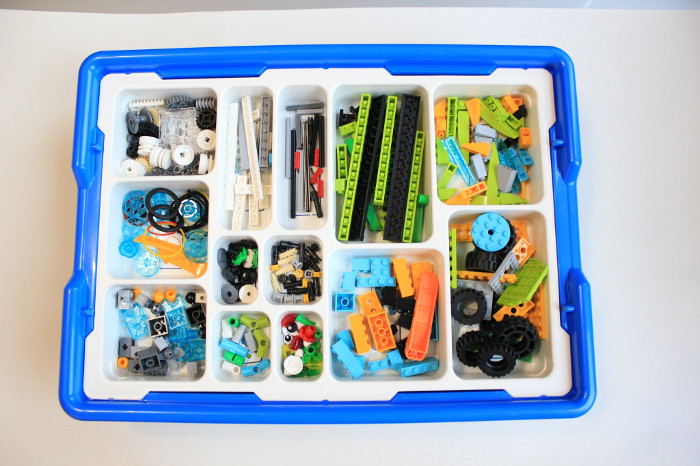 Что внутри коробки с конструктором LEGO Education WeDo 2.0